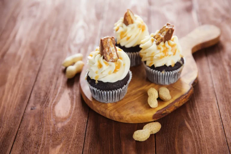 Snickers Cheesecake Cupcakes